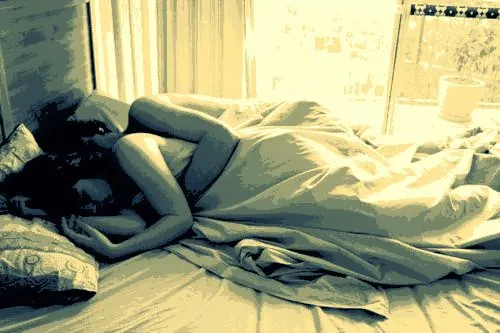 Pareja durmiendo abrazados - Imagui