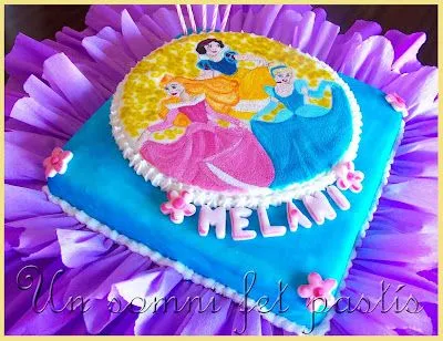  ... la princesas de disney y quiso esta torta con 3 de ellas la torta es