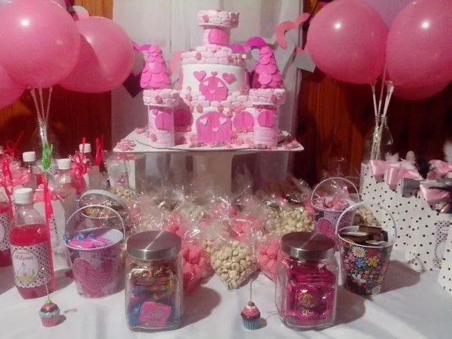 Para las princesas...cajitas pochocleras...cajas de golosinas...y ...