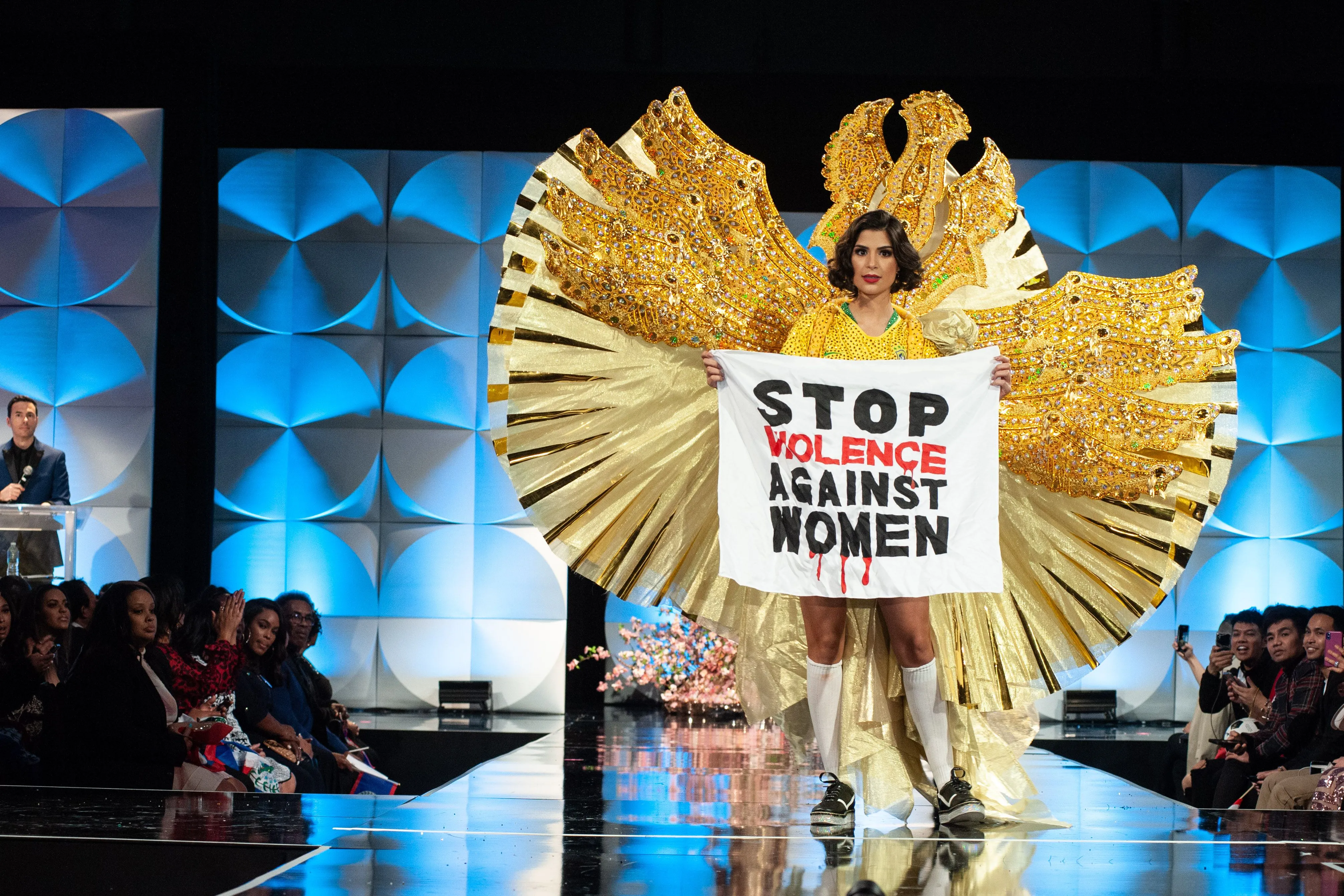 Las protestas en la competencia de traje típico de Miss Universo 2019 - CNN Video Las protestas en la competencia de traje típico de Miss Universo 2019 - CNN Video