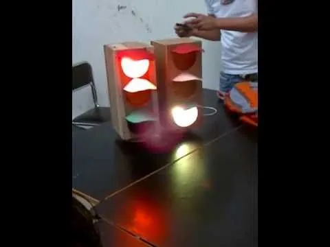 Proyecto Electronico de un semaforo con el pic 16f628A - YouTube Proyecto Electronico de un semaforo con el pic 16f628A - YouTube