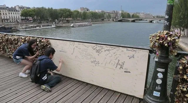 El Puente de las Artes de París, 'herido' por los 'candados del ... El Puente de las Artes de París, 'herido' por los 'candados del ...