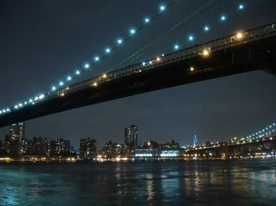 Puente de Brooklyn con el Empire State iluminado de fondo ...