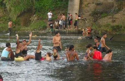 Chicos bañándose en el río - 6 fotos e imágenes gratis - Imagui