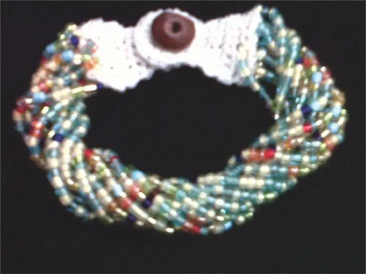 Pulsera de Chaquiras y canutillos enlazadas con hilo resistente y ... Pulsera de Chaquiras y canutillos enlazadas con hilo resistente y ...