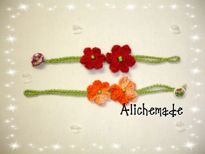 Una pulsera con flores de ganchillo. | Alichemade Una pulsera con flores de ganchillo. | Alichemade