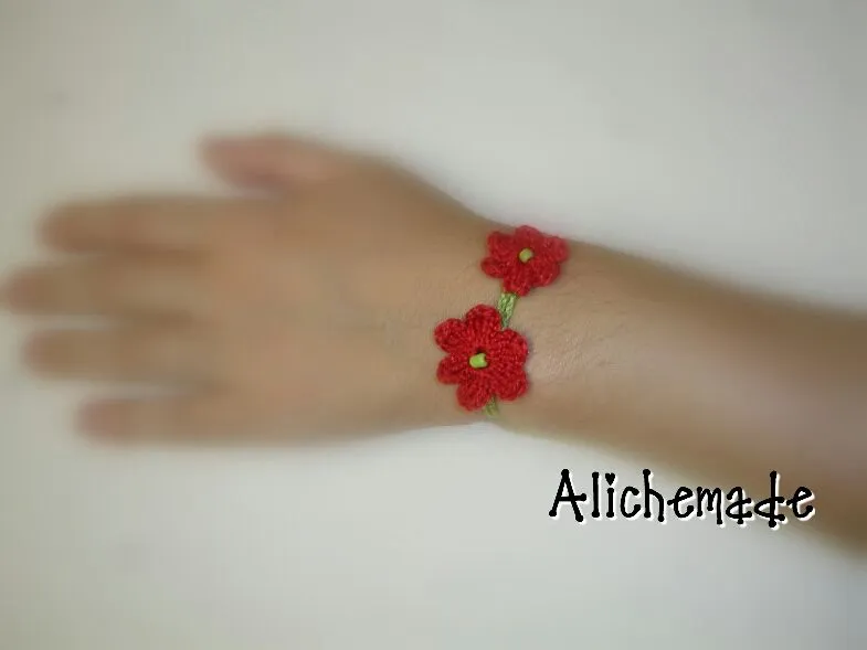 Una pulsera con flores de ganchillo. | Alichemade Una pulsera con flores de ganchillo. | Alichemade
