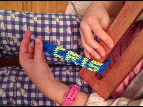Cómo hacer pulsera de gomitas o ligas, con nombre - YouTube Cómo hacer pulsera de gomitas o ligas, con nombre - YouTube