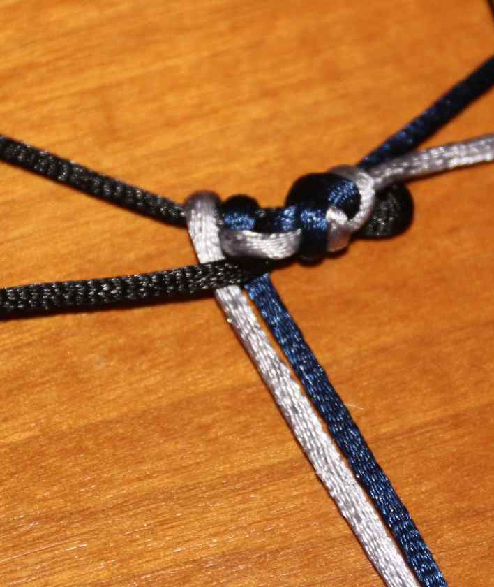 Cómo hacer una pulsera de hilos con cola de ratón. | Manetes Bones Cómo hacer una pulsera de hilos con cola de ratón. | Manetes Bones