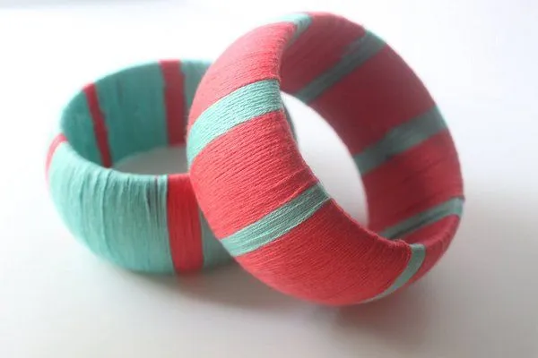 Pulsera con hilos de colores - Guía de MANUALIDADES Pulsera con hilos de colores - Guía de MANUALIDADES
