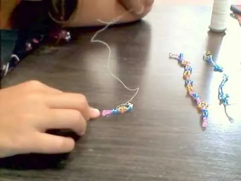 Pulsera Con Mostacillas: FLORES. (Facil) - YouTube Pulsera Con Mostacillas: FLORES. (Facil) - YouTube