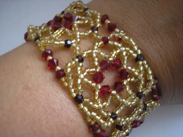 Pulsera tejida con chaquira y Swarovski en rojo | Decoracion ... Pulsera tejida con chaquira y Swarovski en rojo | Decoracion ...