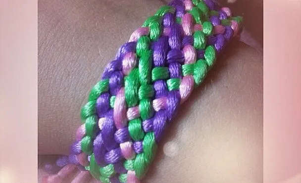 Como hacer una pulsera tejida con cola de raton - Imagui