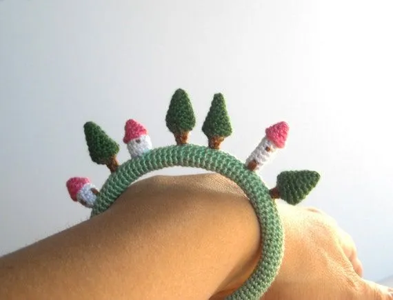 Pulsera Tejida a Crochet Aldea con Casas y Pinos por biribis