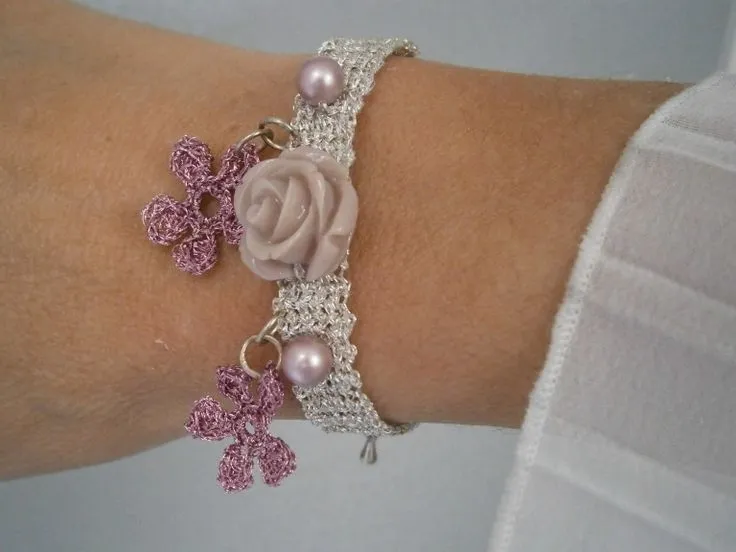 Pulsera tejida con hilo metalizado. Flores tejidas en crochet ... Pulsera tejida con hilo metalizado. Flores tejidas en crochet ...