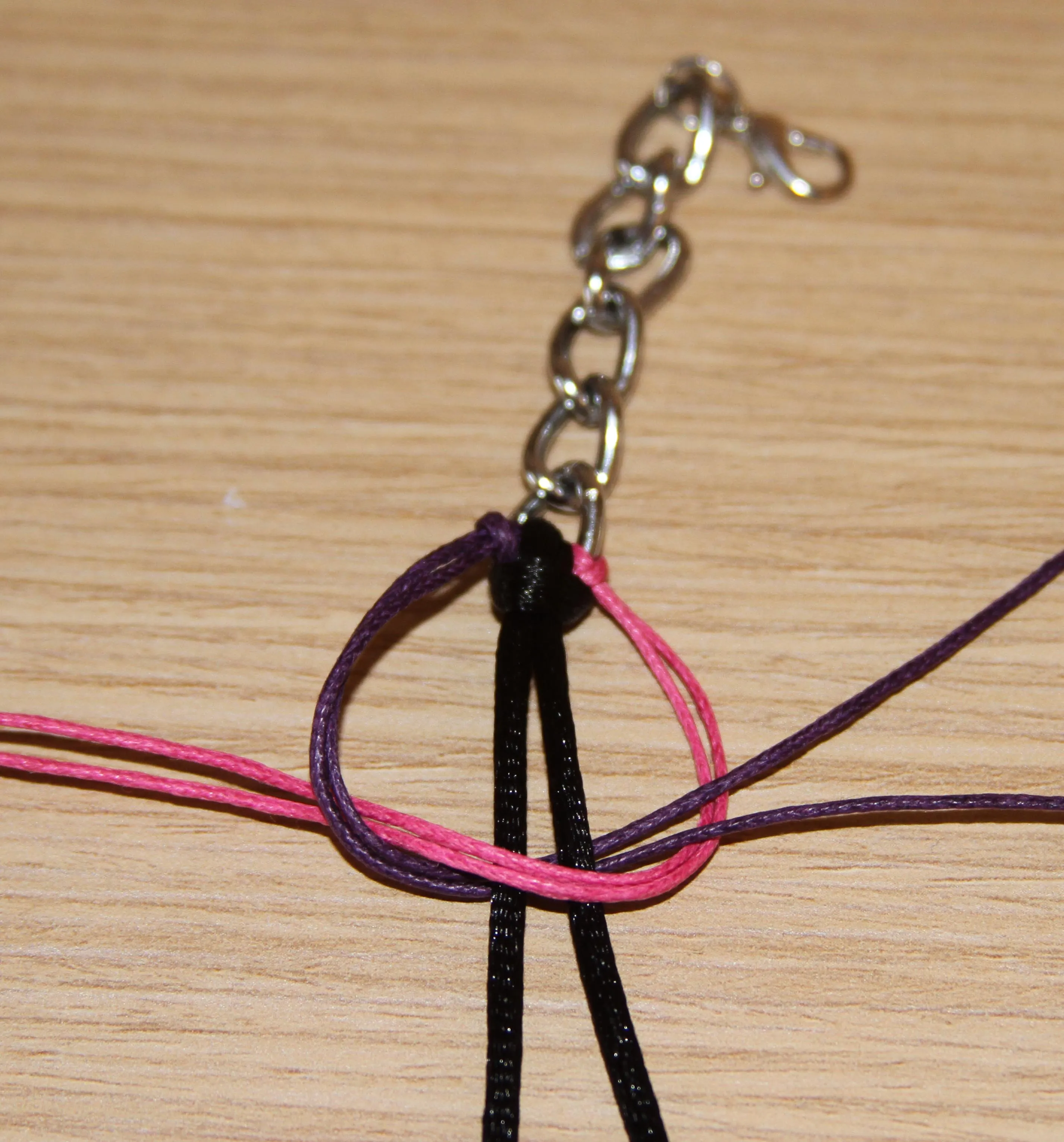 Cómo hacer una pulsera de trenza y de cadena paso a paso | Manetes ... Cómo hacer una pulsera de trenza y de cadena paso a paso | Manetes ...