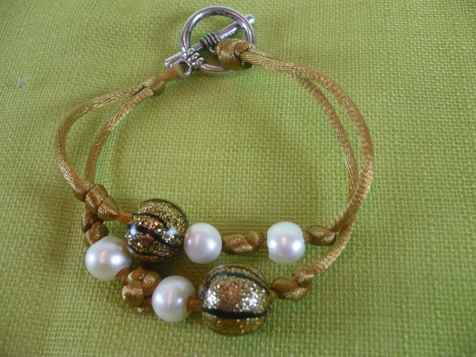CuirSTONE: PULSERA COLA DE RATON DORADO PERLAS Y BOLAS DE RESINA CuirSTONE: PULSERA COLA DE RATON DORADO PERLAS Y BOLAS DE RESINA