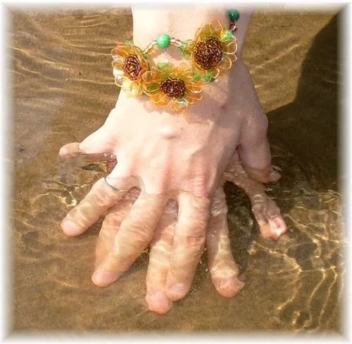 Pulseras de flores hechas con PET | Manualidades faciles Pulseras de flores hechas con PET | Manualidades faciles