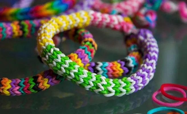 Las pulseras de goma que lleva hasta el Príncipe Felipe -- Qué.es --