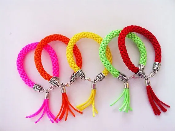 Pulseras hechas a mano con cola de raton y plata por NiceandNice ... Pulseras hechas a mano con cola de raton y plata por NiceandNice ...