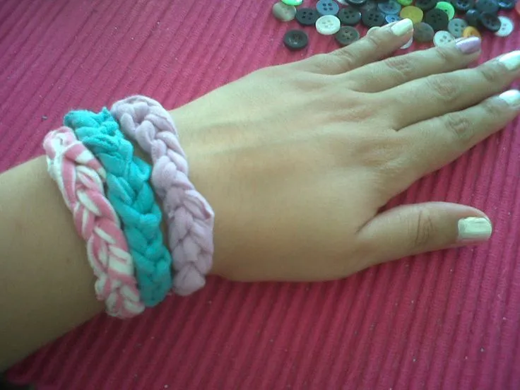 Pulseras hechas con las manos con tela de camiseta. Tan sólo has ... Pulseras hechas con las manos con tela de camiseta. Tan sólo has ...