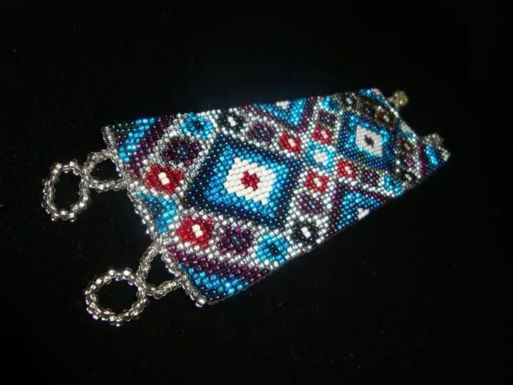 ... : Pulseras tejidas en telar, con hilo y mostacillas de vidrio ... : Pulseras tejidas en telar, con hilo y mostacillas de vidrio