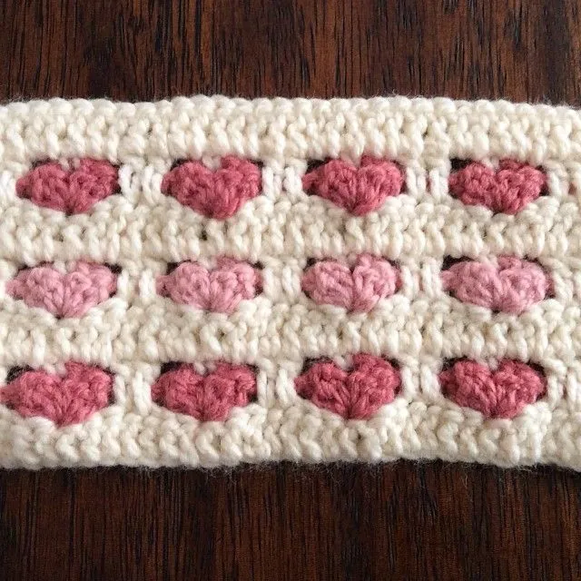 Puntada con corazones en relieve tejida a crochet. Es el punto ...