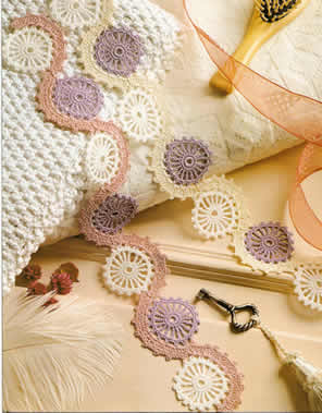 Puntillas en encaje tricolor tejidas a crochet Decoración a tu ... Puntillas en encaje tricolor tejidas a crochet Decoración a tu ...