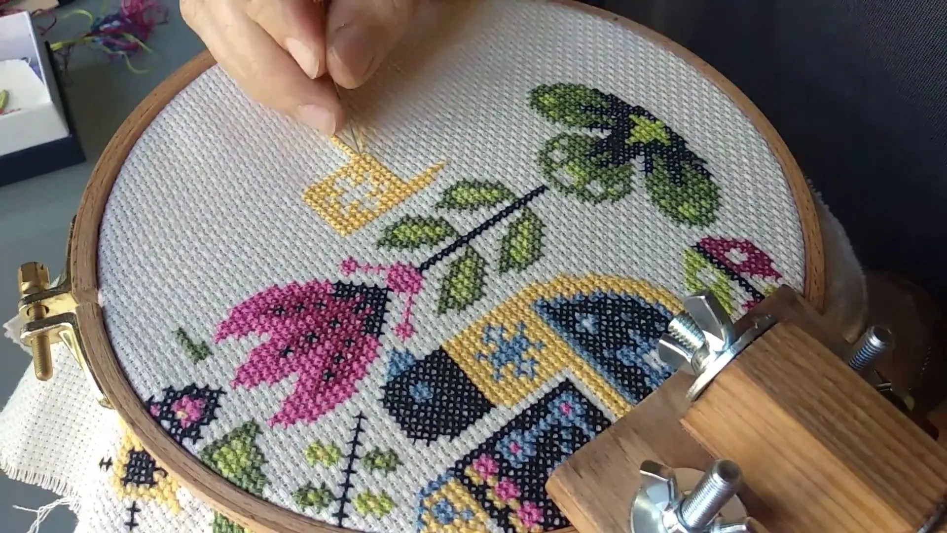 Punto de Cruz. Bordado a mano de flores y pájaros - Lucila Lidia Punto de Cruz. Bordado a mano de flores y pájaros - Lucila Lidia