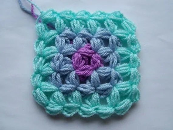 Punto Jazmín de 4 pétalos de Puffs trabajando por ColorfulLullabies Punto Jazmín de 4 pétalos de Puffs trabajando por ColorfulLullabies