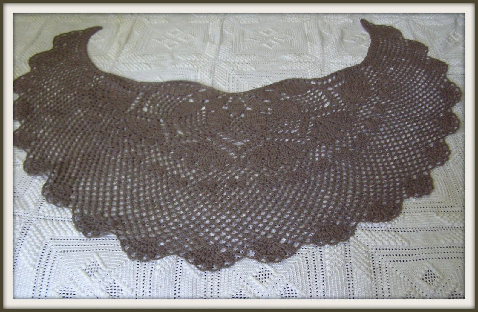 A punto de red: Chal a crochet en tono visón A punto de red: Chal a crochet en tono visón