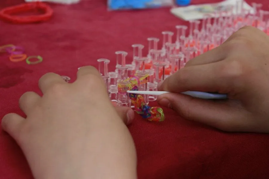 Cómo hacer puseras de gomas | PlanesConHijos. Cómo hacer puseras de gomas | PlanesConHijos.