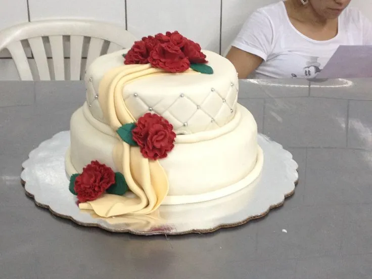 Queque de boda con flores comestibles | Cleo's Bakery | Pinterest Queque de boda con flores comestibles | Cleo's Bakery | Pinterest