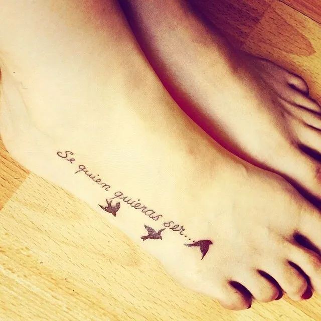 Se quien quieras ser - tatuaje de frase en pie | tatuajes | Pinterest Se quien quieras ser - tatuaje de frase en pie | tatuajes | Pinterest