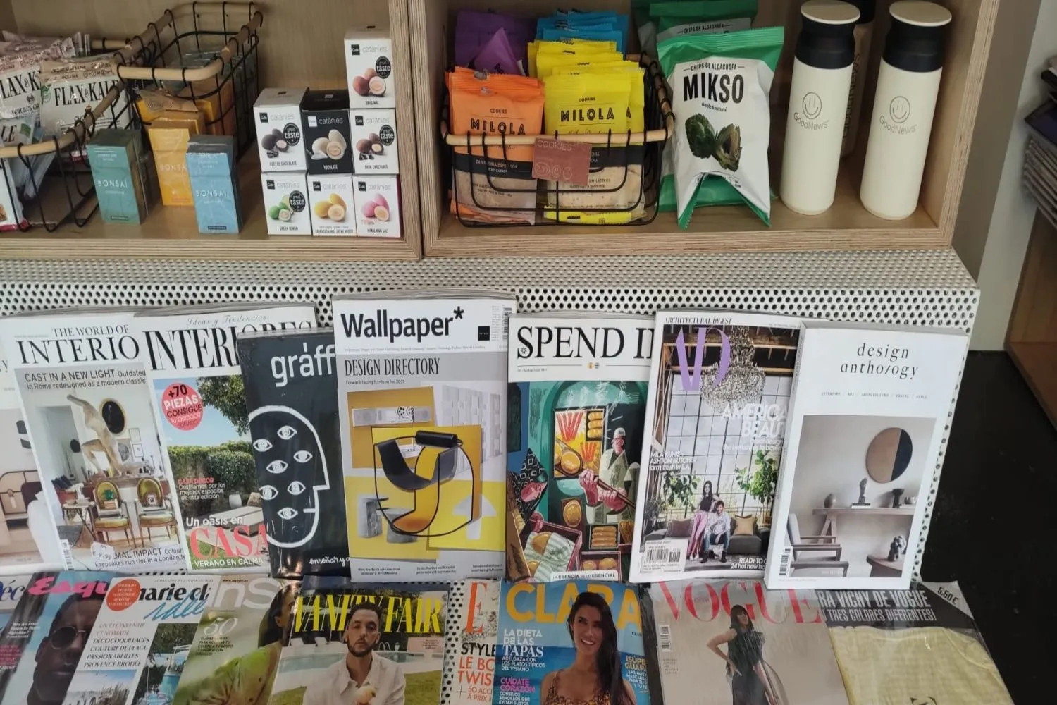 Los quioscos se reinventan con café para llevar, revistas especializadas y poca prensa Los quioscos se reinventan con café para llevar, revistas especializadas y poca prensa