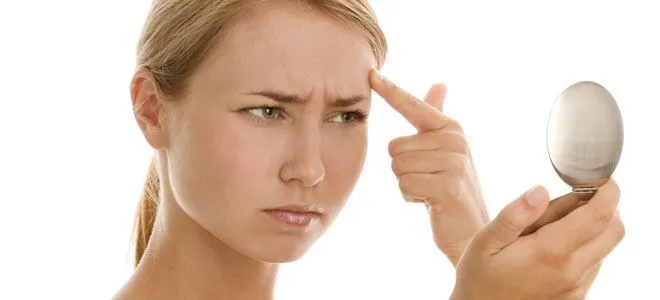 Cómo quitar un grano o espinilla limpiamente y sin hacer herida