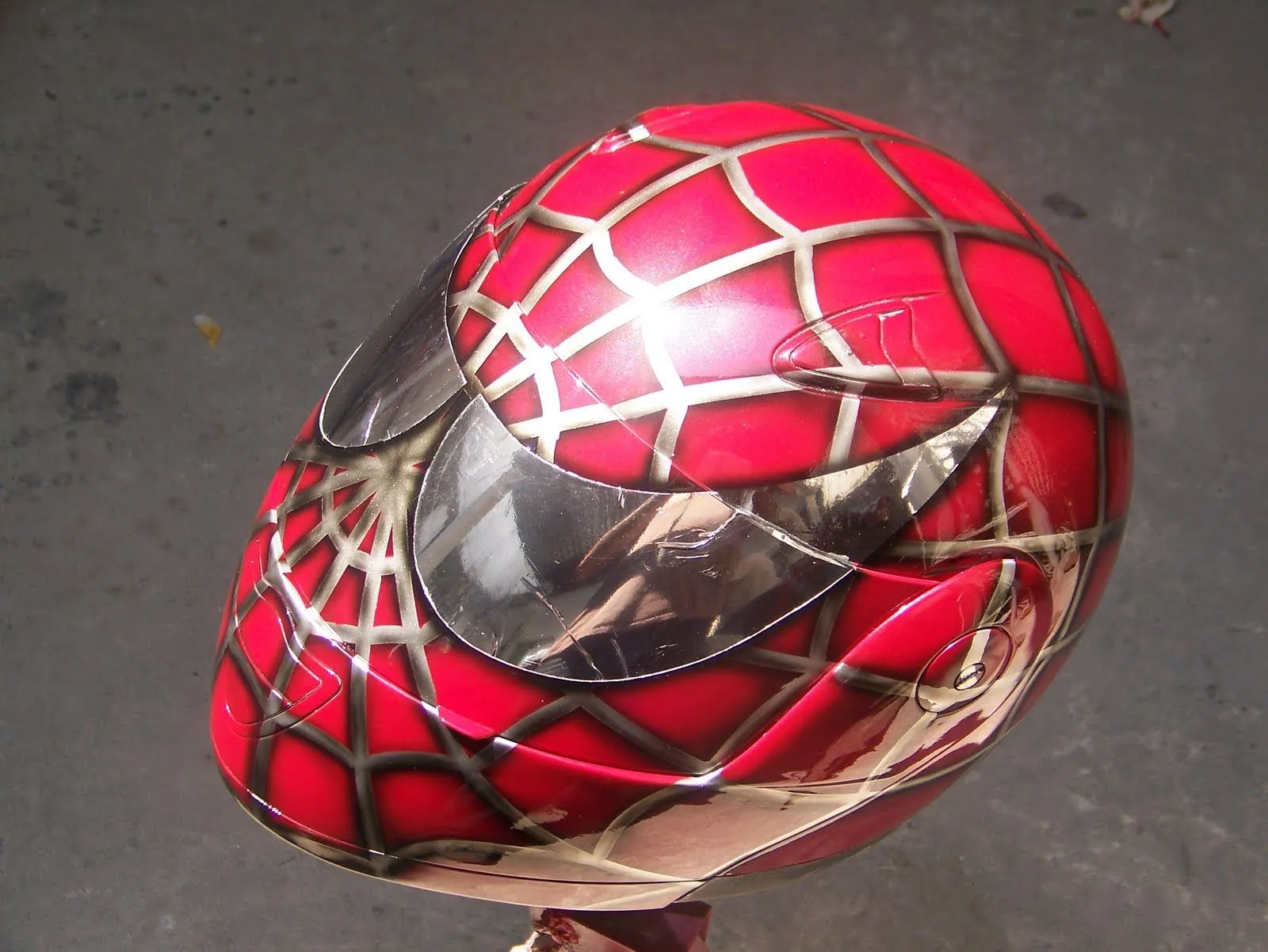 RADIKALCUSTOM(aerografia.automotriz): aerografia de spiderman en casco RADIKALCUSTOM(aerografia.automotriz): aerografia de spiderman en casco