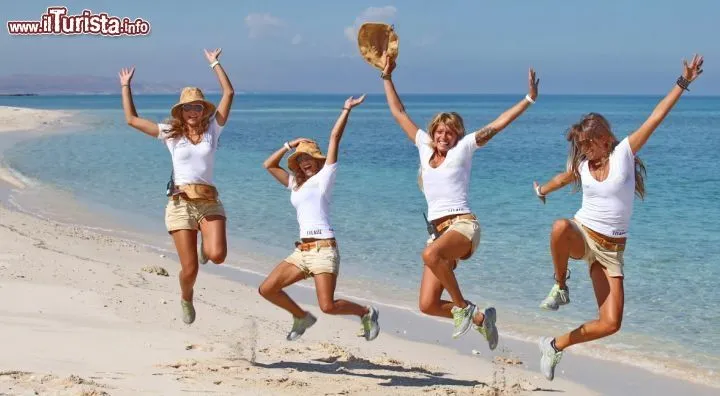 Le ragazze salutano da una spiaggia dell'Oman | Guarda tutte le foto