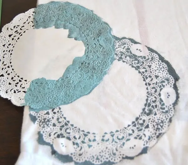 Camiseta decorada con blondas - Guía de MANUALIDADES Camiseta decorada con blondas - Guía de MANUALIDADES