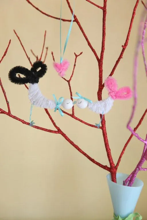 Ramas secas decoradas con brillantinas - Guía de MANUALIDADES Ramas secas decoradas con brillantinas - Guía de MANUALIDADES