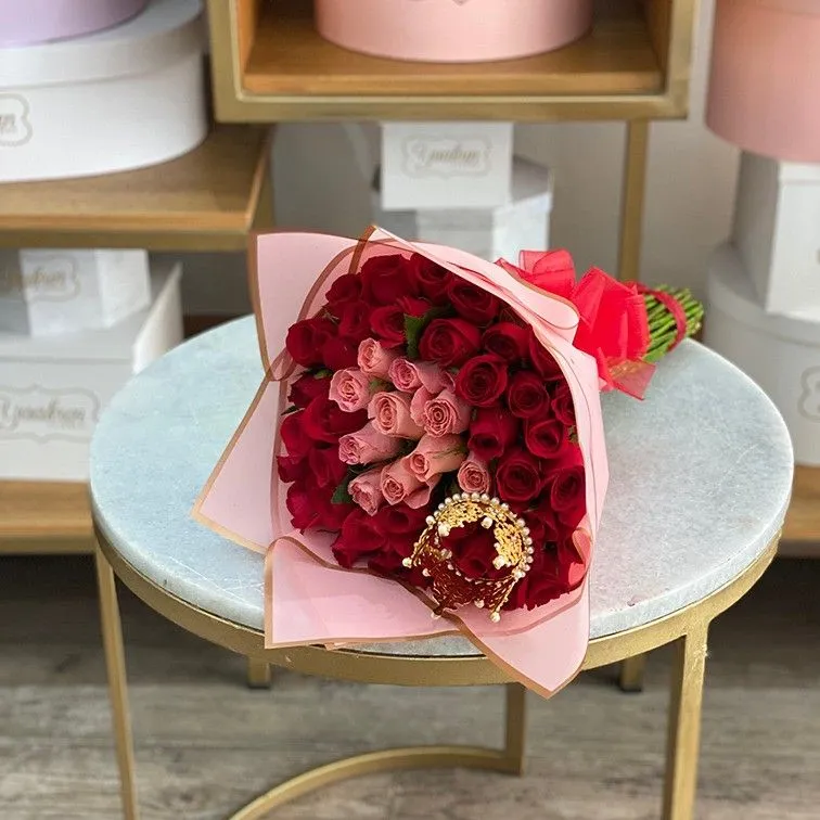 Ramo de 40 rosas rojas & 10 rosas hermosas al centro con papel coreano my queen | Yaakun Flores Ramo de 40 rosas rojas & 10 rosas hermosas al centro con papel coreano my queen | Yaakun Flores