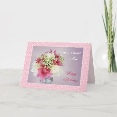 Ramo de flores blancas y rosáceas en un fondo violeta Ramo de flores blancas y rosáceas en un fondo violeta