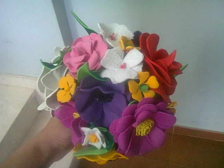 Ramo de flores en goma eva, | arreglo floral | Pinterest