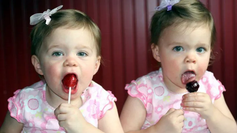 La rara enfermedad genética de unas gemelas que podría ser la ...