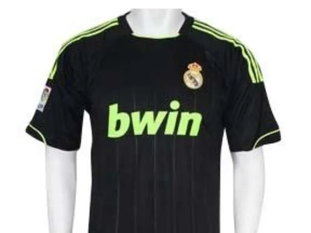 Real Madrid regala a jeque en Kuwait nuevo uniforme 2012/13 ... Real Madrid regala a jeque en Kuwait nuevo uniforme 2012/13 ...