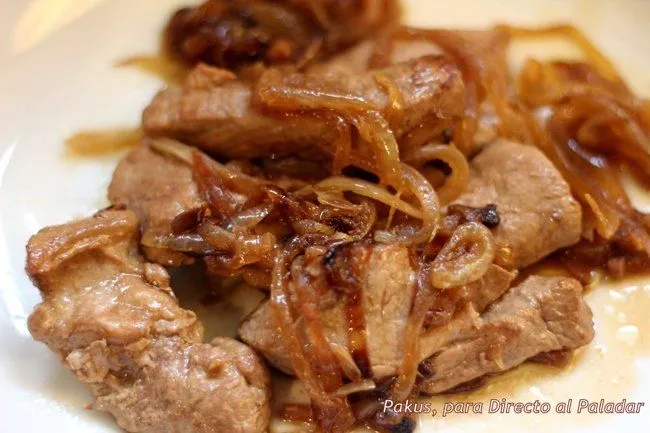 Receta de solomillo de cerdo guisado con cebolla y vino oloroso Receta de solomillo de cerdo guisado con cebolla y vino oloroso