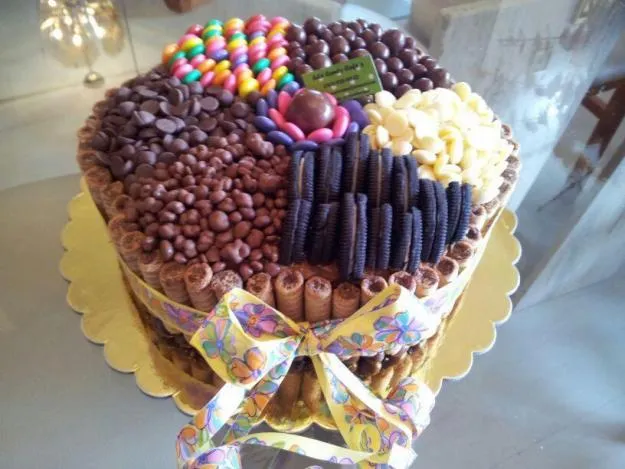Torta de cumpleaños con golosinas - Imagui