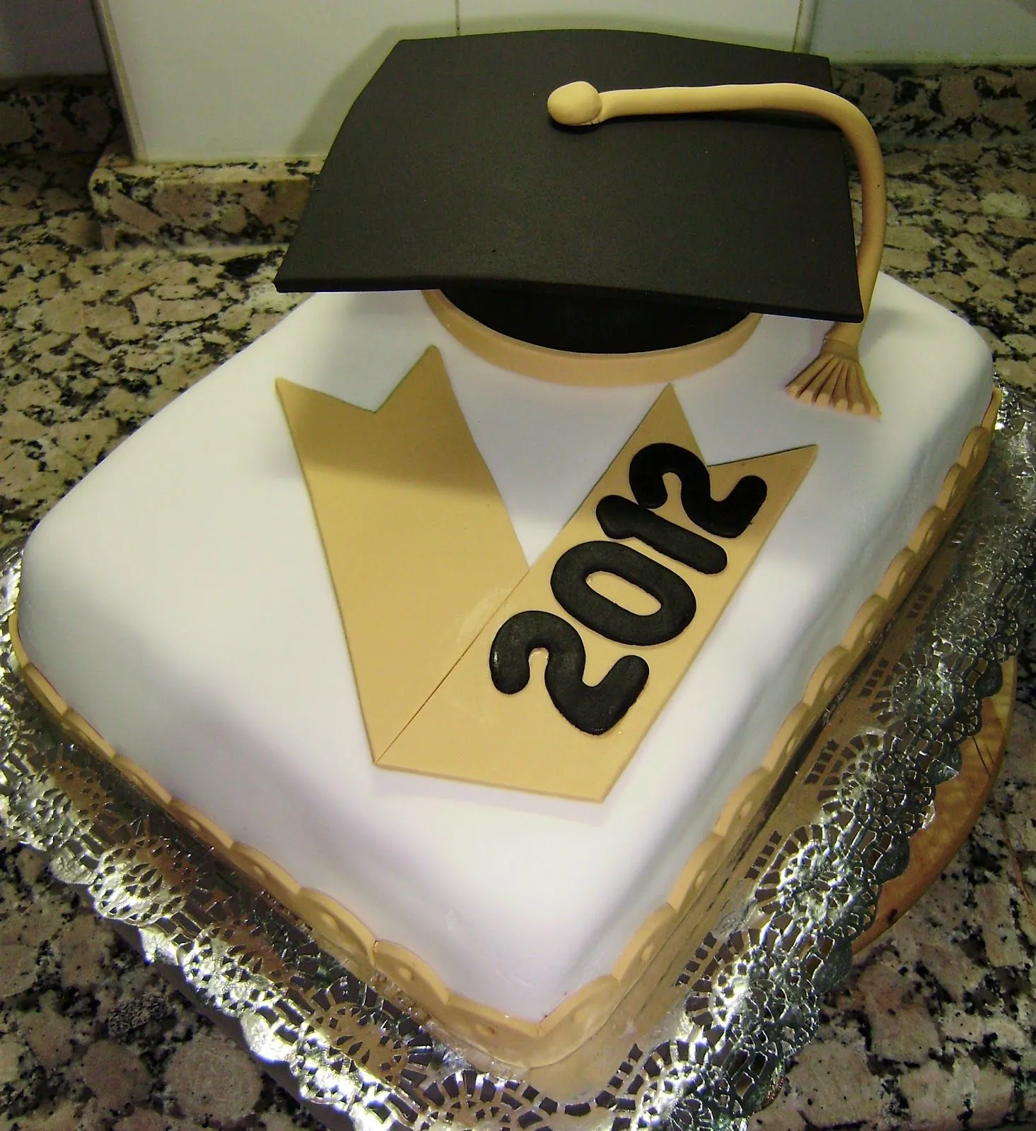 Las recetas de Mari: Galletas y tarta de graduación para Sergio