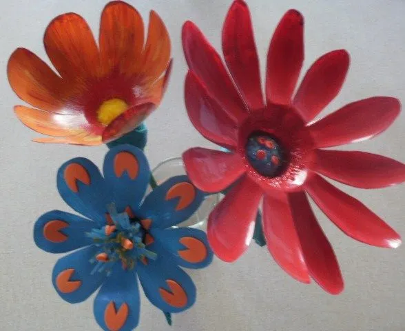 Recicl-arte-sanías!: Flores de botellas plasticas pintadas con ... Recicl-arte-sanías!: Flores de botellas plasticas pintadas con ...