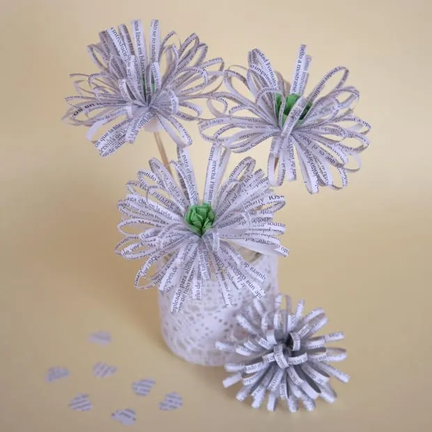 Recicla las hojas de un libro para hacer flores